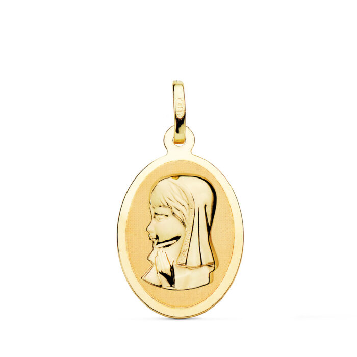 Medalla ovalada de la Virgen Niña de perfil en oro amarillo de 18 quilates, dimensiones 21x15 mm, con acabado pulido brillante espejo y borde liso sobre fondo blanco.