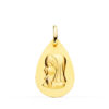 Medalla con forma de gota de la Virgen Niña de perfil en oro amarillo de 18 quilates, dimensiones 23x15 mm, con acabado totalmente liso y pulido brillante sobre fondo blanco.