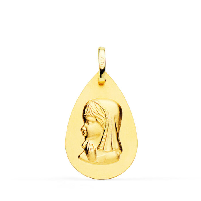 Medalla con forma de gota de la Virgen Niña de perfil en oro amarillo de 18 quilates, dimensiones 23x15 mm, con acabado totalmente liso y pulido brillante sobre fondo blanco.