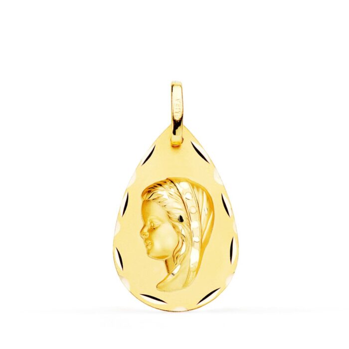 Medalla con forma de gota de la Virgen Niña de perfil en oro amarillo de 18 quilates, dimensiones 23x15 mm, con borde exterior de talla clásica labrada sobre fondo blanco.