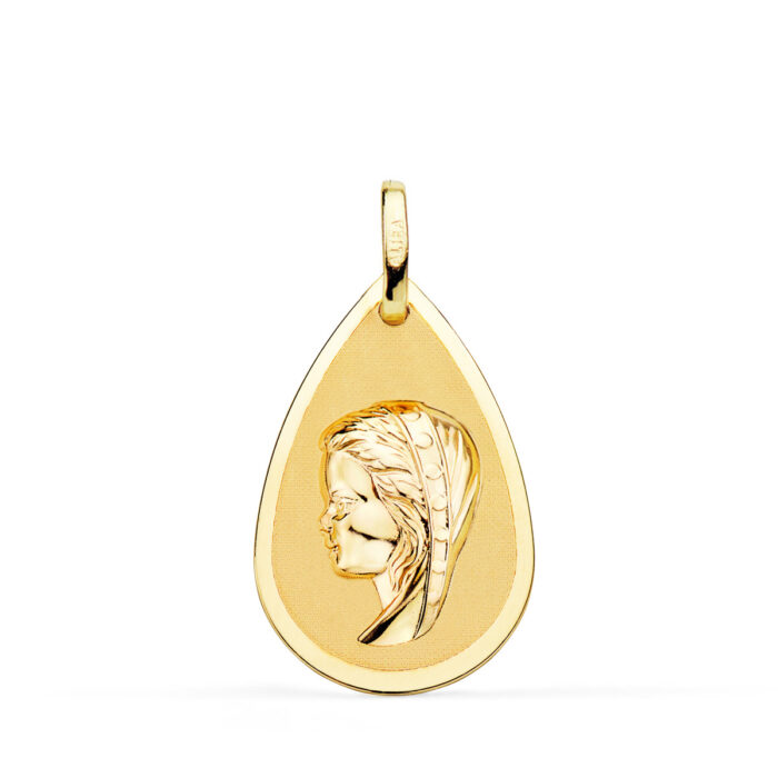 Medalla con forma de gota de la Virgen Niña de perfil en oro amarillo de 18 quilates, dimensiones 23x15 mm, con contraste de centro matizado mate y bisel exterior liso pulido sobre fondo blanco.