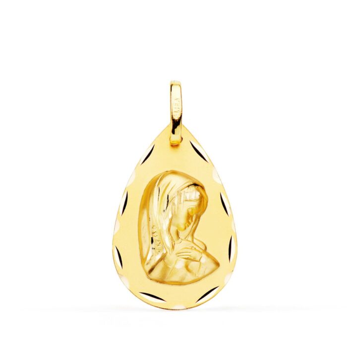 Medalla con forma de gota de la Virgen Niña de perfil en oro amarillo de 18 quilates, dimensiones 23x15 mm, con bisel exterior de talla clásica labrada sobre fondo blanco.