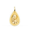 Medalla con forma de gota de la Virgen Niña de perfil en oro amarillo de 18 quilates, dimensiones 23x15 mm, con contraste de centro matizado mate y bisel exterior liso pulido sobre fondo blanco.