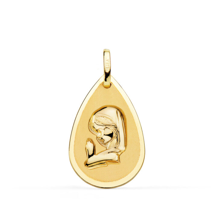 Medalla con forma de gota de la Virgen Niña de perfil en oro amarillo de 18 quilates, 23x15 mm, con contraste de centro matizado mate y bisel exterior liso pulido brillante sobre fondo blanco.