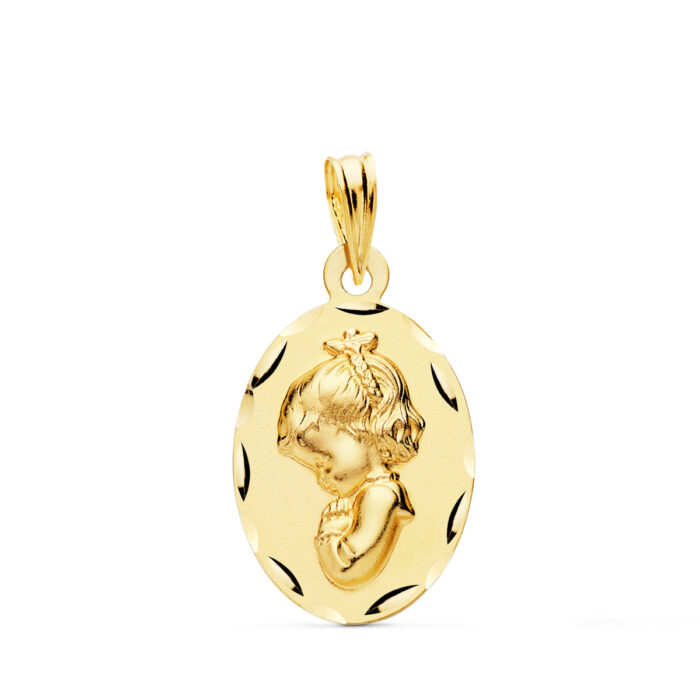 Medalla ovalada de la Virgen Niña rezando en oro amarillo de 18 quilates, dimensiones 22x14 mm, con acabado pulido brillante y relieve detallado sobre fondo blanco.