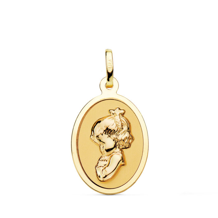 Medalla ovalada de la Virgen Niña de perfil en oro amarillo de 18 quilates, dimensiones 21x15 mm, con acabado pulido brillante y borde liso sobre fondo blanco.