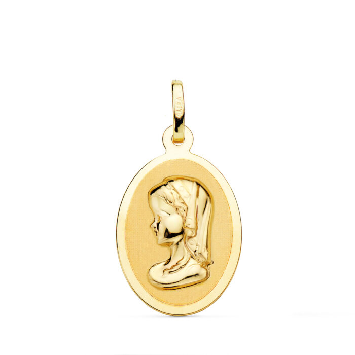 Medalla ovalada grande de la Virgen Niña de perfil en oro amarillo de 18 quilates, dimensiones 21x15 mm, con acabado pulido brillante espejo y borde liso sobre fondo blanco.