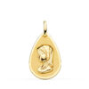 Medalla con forma de gota de la Virgen Niña de perfil en oro amarillo de 18 quilates, dimensiones 23x15 mm, con contraste de centro matizado mate y bisel exterior liso pulido sobre fondo blanco.