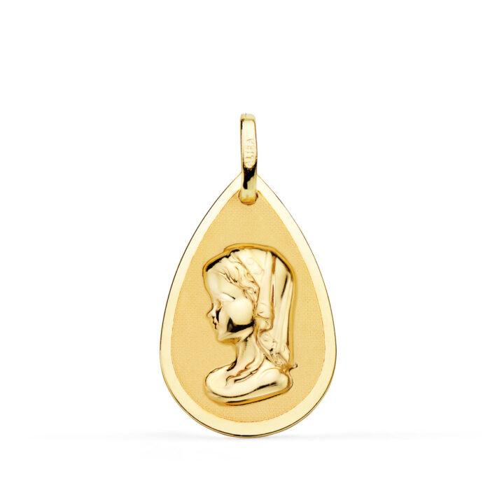 Medalla con forma de gota de la Virgen Niña de perfil en oro amarillo de 18 quilates, dimensiones 23x15 mm, con contraste de centro matizado mate y bisel exterior liso pulido sobre fondo blanco.