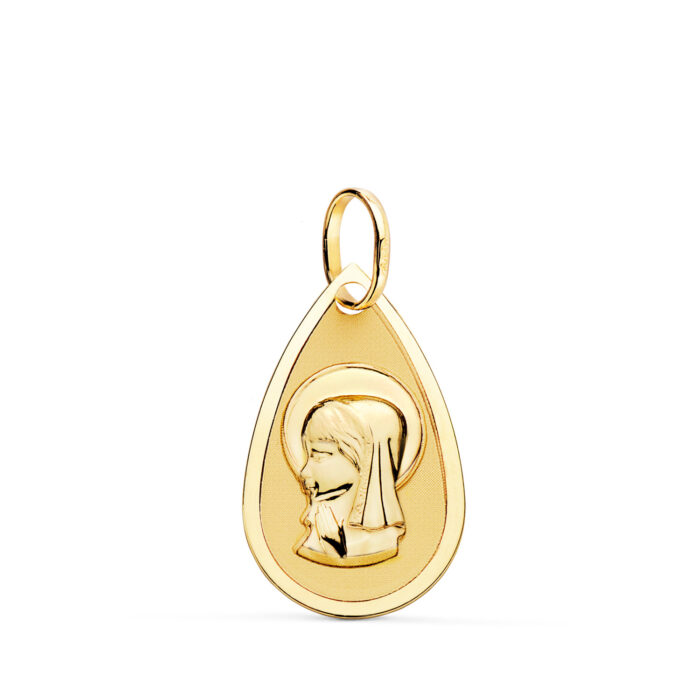 Medalla con forma de gota de la Virgen Niña de perfil en oro amarillo de 18 quilates, dimensiones 19x11 mm, con borde exterior labrado de talla brillante sobre fondo blanco.