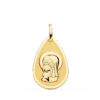 Medalla con forma de gota de la Virgen Niña de perfil en oro amarillo de 18 quilates, 23x15 mm, con contraste de centro matizado mate y bisel exterior liso brillante sobre fondo blanco.