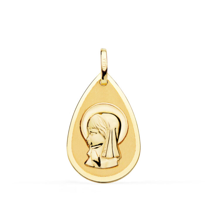 Medalla con forma de gota de la Virgen Niña de perfil en oro amarillo de 18 quilates, 23x15 mm, con contraste de centro matizado mate y bisel exterior liso brillante sobre fondo blanco.
