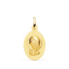 Medalla ovalada de la Virgen Niña de perfil en oro amarillo de 18 quilates, dimensiones 19x12 mm, con superficie de acabado matizado mate sobre fondo blanco.