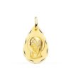 Medalla con forma de lágrima de la Virgen Niña de perfil en oro amarillo de 18 quilates, 19x11 mm, con borde exterior labrado de talla brillante sobre fondo blanco.
