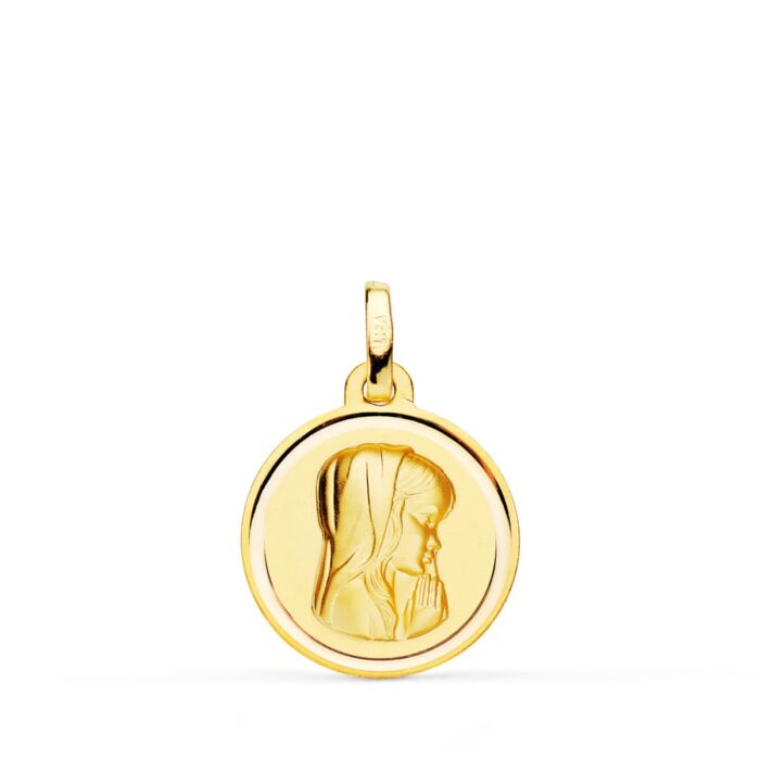 Medalla circular de la Virgen Niña de perfil en oro amarillo de 18 quilates, 16 mm de diámetro, con fondo interior matizado (mate) y bisel exterior liso pulido sobre fondo blanco.