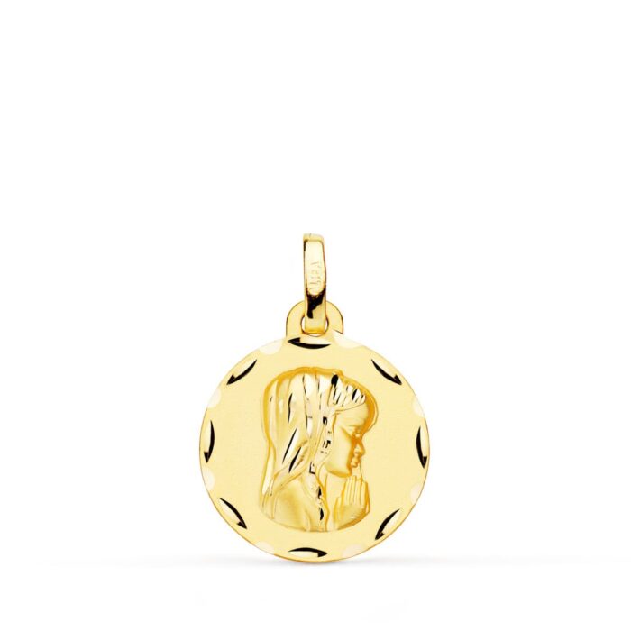 Medalla circular de la Virgen Niña de perfil en oro amarillo de 18 quilates, 16 mm de diámetro, con fondo interior mate (matizado) y borde exterior labrado tallado brillante sobre fondo blanco.