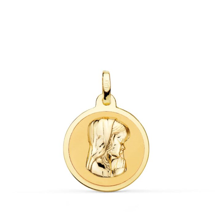 Medalla circular de la Virgen Niña de perfil en oro amarillo de 18 quilates, 18 mm de diámetro, con acabado pulido brillante espejo y borde liso sobre fondo blanco.