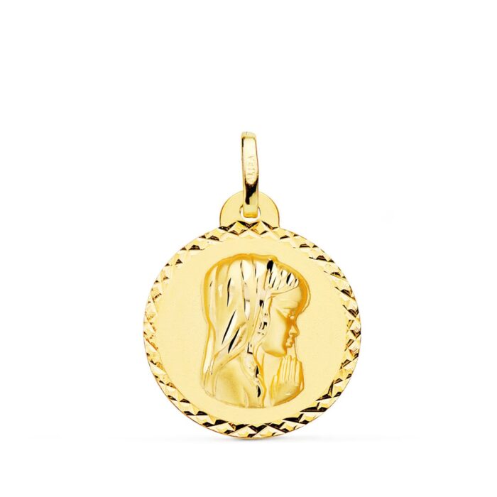 Medalla circular grande de la Virgen Niña de perfil en oro amarillo de 18 quilates, 20 mm de diámetro, con borde labrado de talla cruzada brillante sobre fondo blanco.