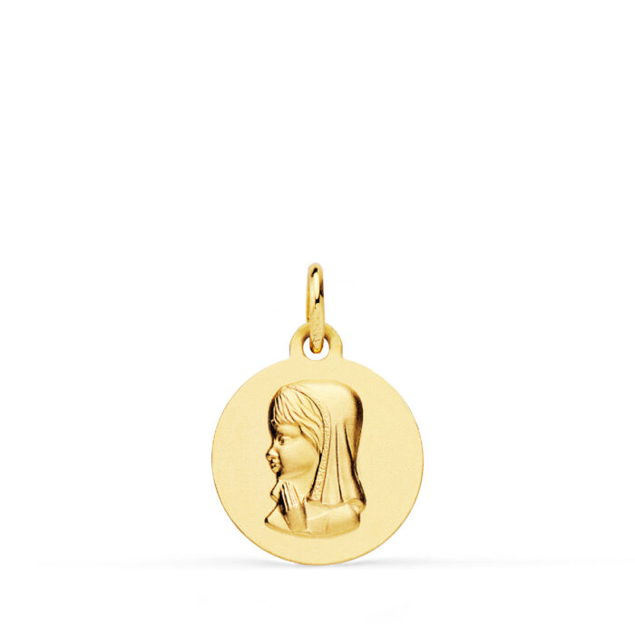Pequeña medalla circular de la Virgen Niña de perfil en oro amarillo de 18 quilates, 14 mm de diámetro, con acabado pulido liso y brillante sobre fondo blanco.