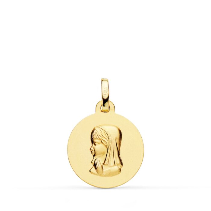 Medalla circular de la Virgen Niña de perfil en oro amarillo de 18 quilates, 16 mm de diámetro, con superficie lisa pulida y acabado brillante sobre fondo blanco.