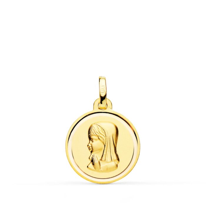 Medalla circular de la Virgen Niña de perfil en oro amarillo de 18 quilates, 16 mm de diámetro, con acabado pulido brillante y borde liso sobre fondo blanco.