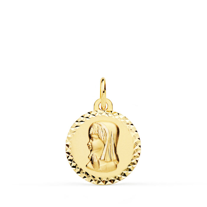 Medalla circular de la Virgen Niña de perfil en oro amarillo de 18 quilates, 16 mm de diámetro, con borde labrado en talla cruzada de gran brillo sobre fondo blanco.