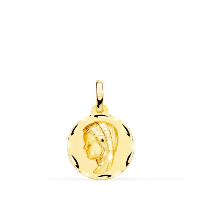 Medalla pequeña de la Virgen Niña de perfil en oro amarillo de 18 quilates, 14 mm de diámetro, con bisel exterior labrado tallado de gran brillo sobre fondo blanco.