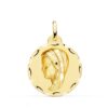 Medalla circular extra grande de la Virgen Niña de perfil en oro amarillo de 18 quilates, 24 mm de diámetro, con borde labrado tallado de gran brillo sobre fondo blanco.