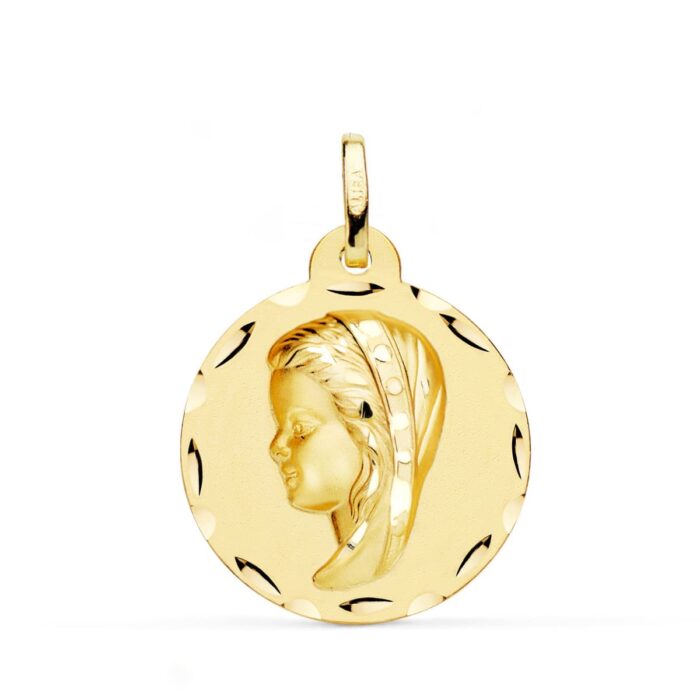 Medalla circular extra grande de la Virgen Niña de perfil en oro amarillo de 18 quilates, 24 mm de diámetro, con borde labrado tallado de gran brillo sobre fondo blanco.