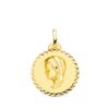 Medalla circular grande de la Virgen Niña de perfil en oro amarillo de 18 quilates, 20 mm de diámetro, con borde labrado de talla cruzada brillante sobre fondo blanco.