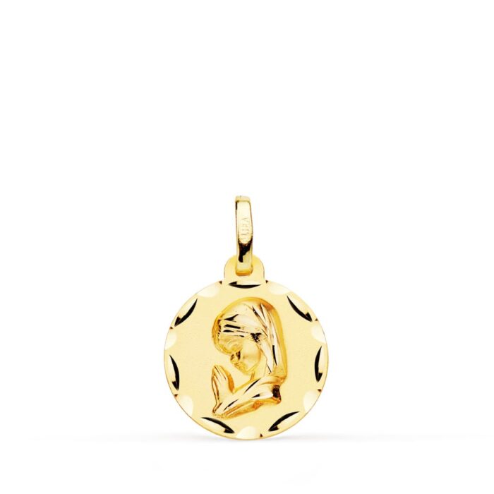 Medalla pequeña de la Virgen Niña de perfil en oro amarillo de 18 quilates, 14 mm de diámetro, con bisel labrado tallado de gran brillo sobre fondo blanco.
