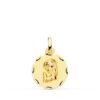 Medalla de la Virgen Niña de perfil en oro amarillo de 18 quilates, 16 mm de diámetro, con bisel labrado tallado de gran brillo sobre fondo blanco.