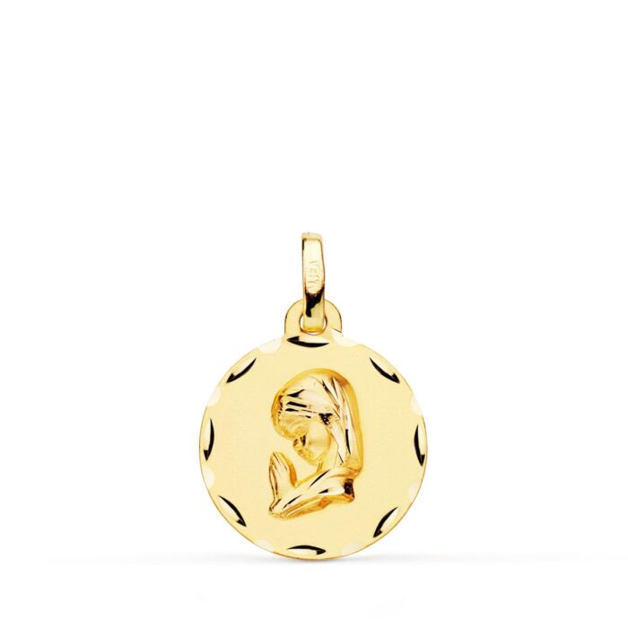Medalla de la Virgen Niña de perfil en oro amarillo de 18 quilates, 16 mm de diámetro, con bisel labrado tallado de gran brillo sobre fondo blanco.