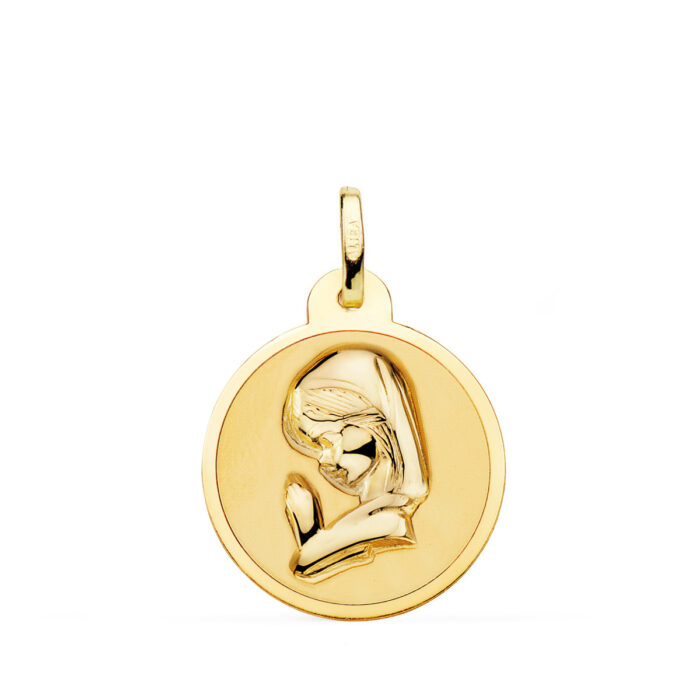 Medalla grande de la Virgen Niña de perfil en oro amarillo de 18 quilates, 20 mm de diámetro con acabado pulido brillante y bisel liso sobre fondo blanco.