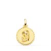 Medalla circular de la Virgen Niña de perfil en oro amarillo de 18 quilates, 16 mm de diámetro, con borde labrado de talla cruzada brillante sobre fondo blanco.