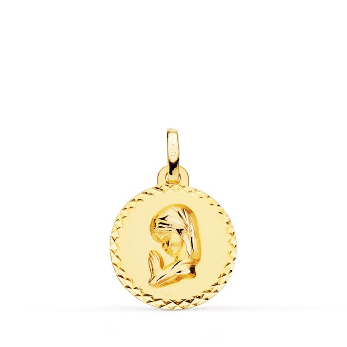 Medalla circular de la Virgen Niña de perfil en oro amarillo de 18 quilates, 16 mm de diámetro, con borde labrado de talla cruzada brillante sobre fondo blanco.