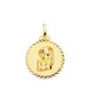 Medalla circular de la Virgen Niña de perfil en oro amarillo de 18 quilates, tamaño 20 mm, con borde labrado en talla cruzada brillante sobre fondo blanco.