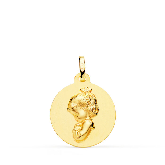 Medalla circular de la Virgen Niña rezando en oro amarillo de 18 quilates, 18 mm de diámetro, con bisel exterior liso y acabado pulido brillante sobre fondo blanco.