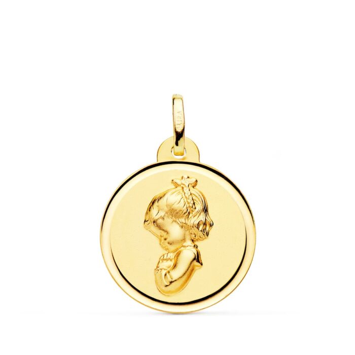 Medalla circular grande de la Virgen Niña rezando, fabricada en oro amarillo de 18 quilates, 20 mm de diámetro con bisel liso pulido sobre fondo blanco.