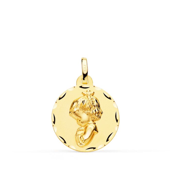 Medalla de la Virgen Niña rezando en oro amarillo de 18 quilates, 18 mm de diámetro, con bisel tallado facetado de gran brillo sobre fondo blanco.