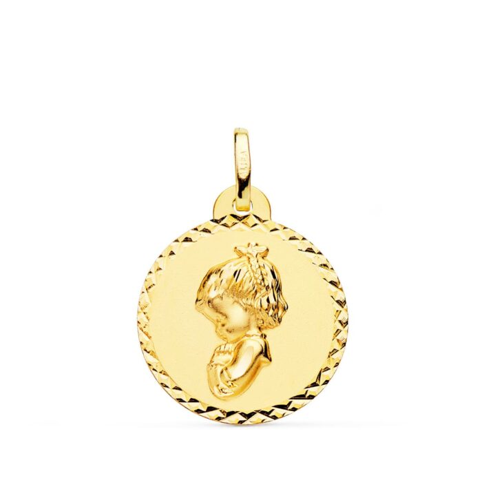 Medalla de la Virgen Niña de perfil en oro amarillo de 18 quilates, 20 mm de diámetro, con bisel labrado en talla cruzada brillante sobre fondo blanco.