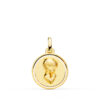 Medalla de niño de Primera Comunión de perfil rezando en oro amarillo de 18 quilates, 16 mm de diámetro con bisel liso pulido sobre fondo blanco.
