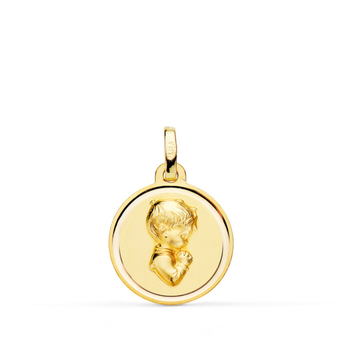 Medalla de niño de Primera Comunión de perfil rezando en oro amarillo de 18 quilates, 16 mm de diámetro con bisel liso pulido sobre fondo blanco.