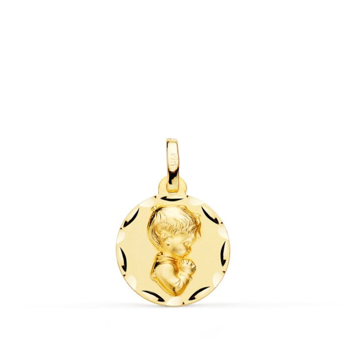Medalla pequeña de niño de Primera Comunión de perfil en oro amarillo de 18 quilates, 14 mm, con borde labrado tallado de gran brillo sobre fondo blanco.