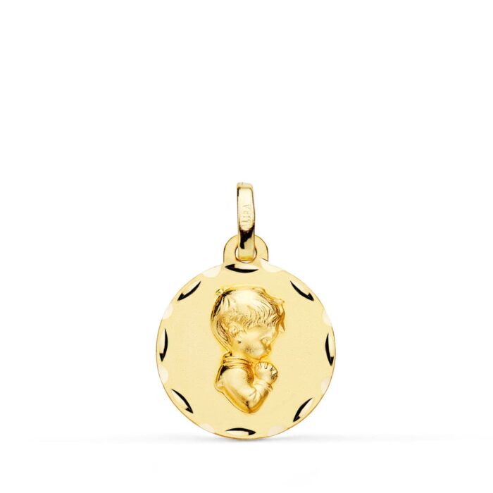 Medalla de niño de Primera Comunión de perfil rezando en oro amarillo de 18 quilates, 16 mm de diámetro con borde tallado facetado sobre fondo blanco.