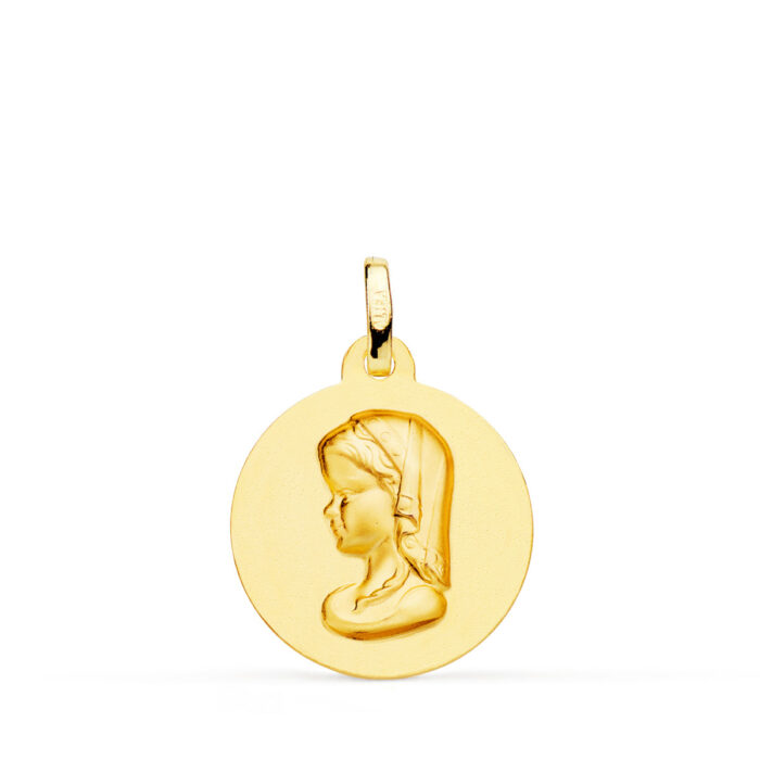 Medalla circular de la Virgen Niña en oro amarillo de 18 quilates, 18 mm, con centro satinado mate y bisel exterior liso pulido sobre fondo blanco.