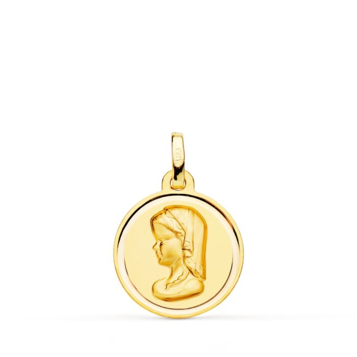 Medalla de la Virgen Niña de perfil en oro amarillo de 18 quilates, tamaño 16 mm, con bisel liso circular y acabado pulido brillante sobre fondo blanco.