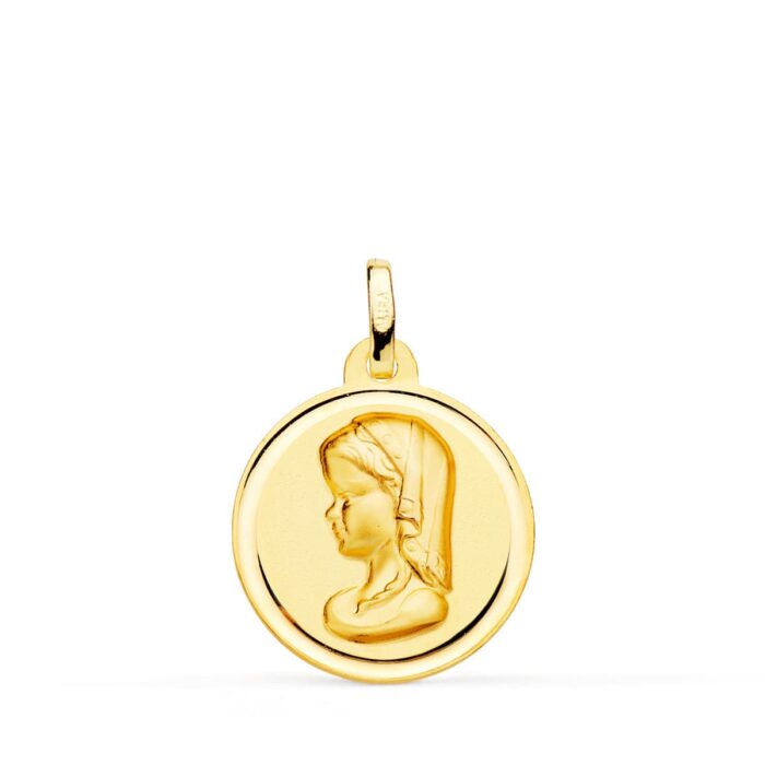 Medalla de la Virgen Niña en oro amarillo de 18 quilates de 18 mm con centro satinado matizado y bisel exterior liso brillante sobre fondo blanco.