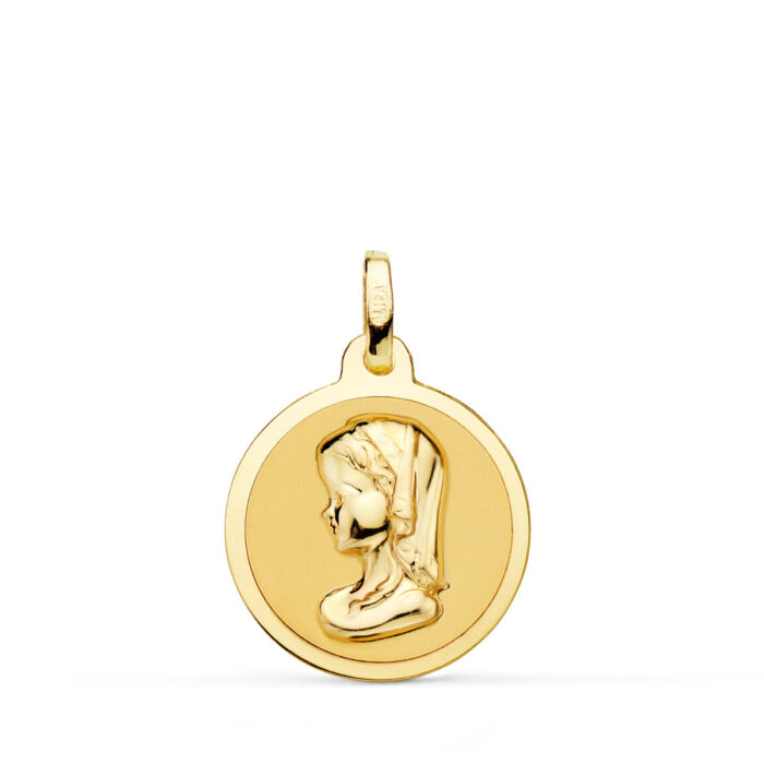 Medalla circular de la Virgen en posición de oración, fabricada en oro amarillo de 18 quilates con acabado pulido brillante, 18 mm de diámetro.