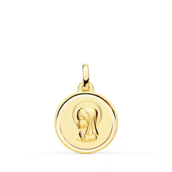 Medalla de la Virgen Niña de perfil en oro amarillo de 18 quilates, 16 mm, con centro satinado matizado y borde exterior liso brillante sobre fondo blanco.